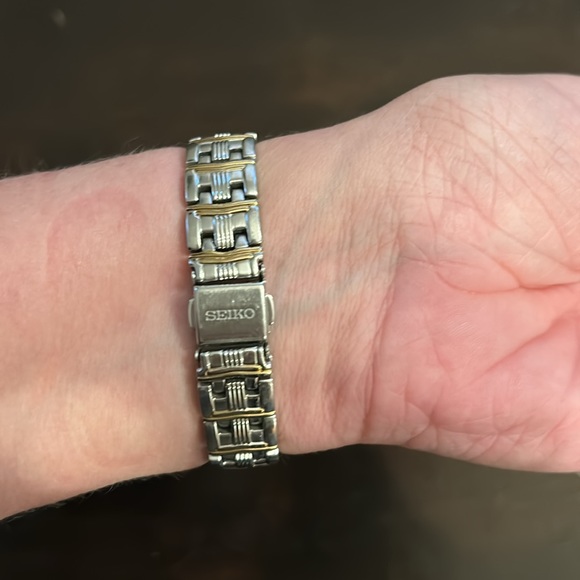 Seiko womens watch - silver and gold toned. High quality - excellent condition! - Picture 5 of 13